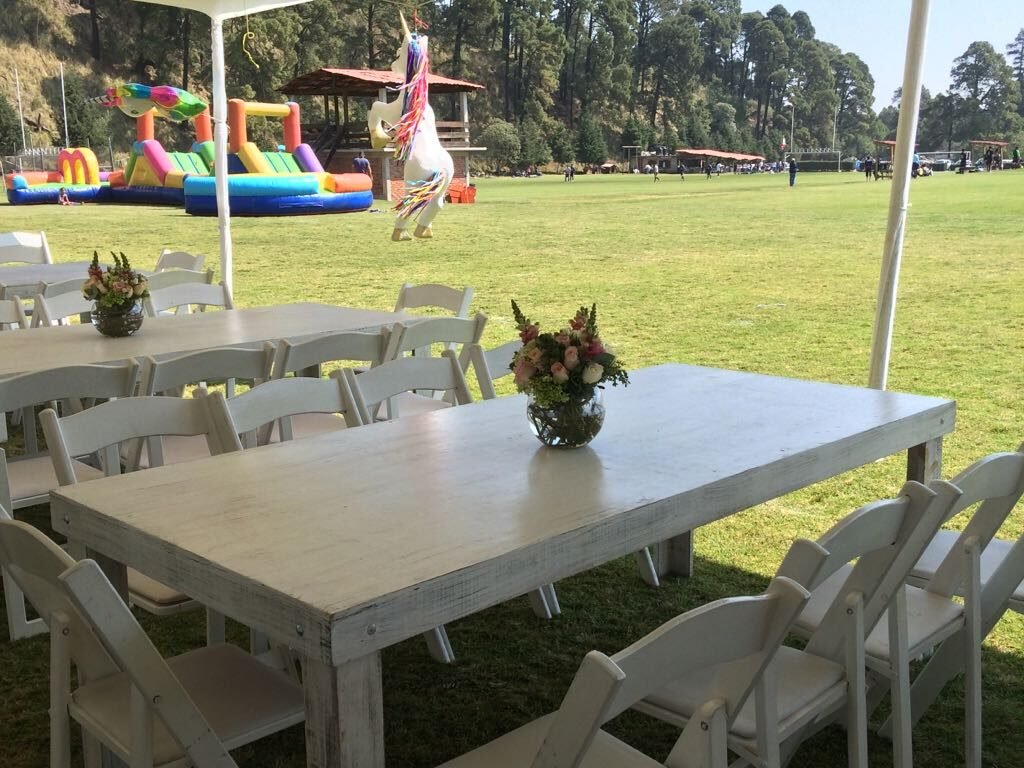 mesas para eventos: mesa blanca en jardín para eventos