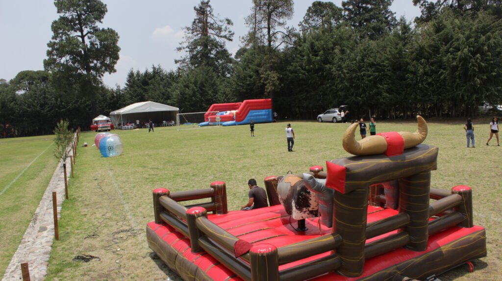 toro mecanico en amplio jardin para fiestas infantiles