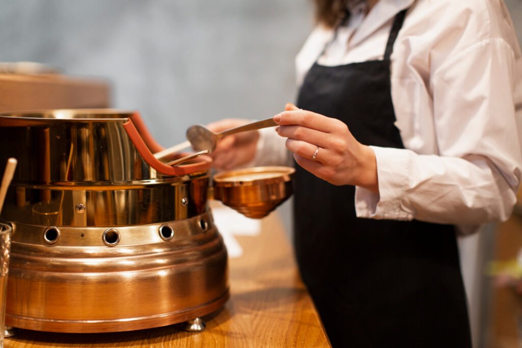 cocinero sirviendo sopa