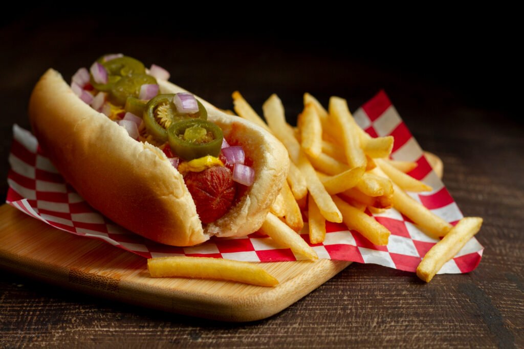 Hot dog servido con papas a la francesa
